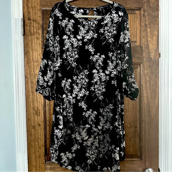 Roz & Ali Tops - Roz & Ali Black and White Blouse with Sheer Sleeves Asymmetrical Hem Size 1X